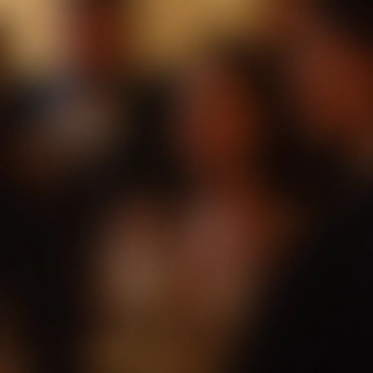 Assessora coordenando fornecedores no dia do casamento.